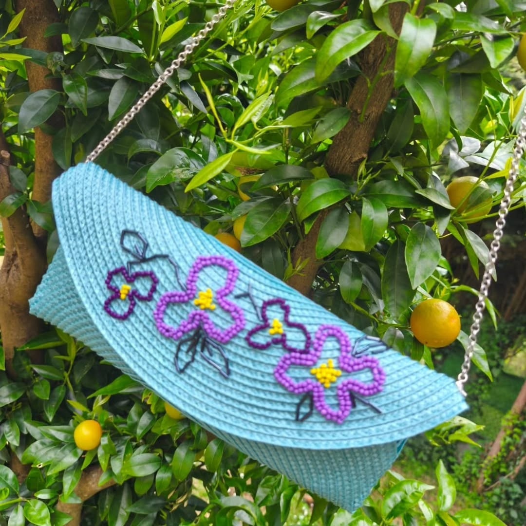 Detalles del bordado floral en el Bolso Cielo Bordado