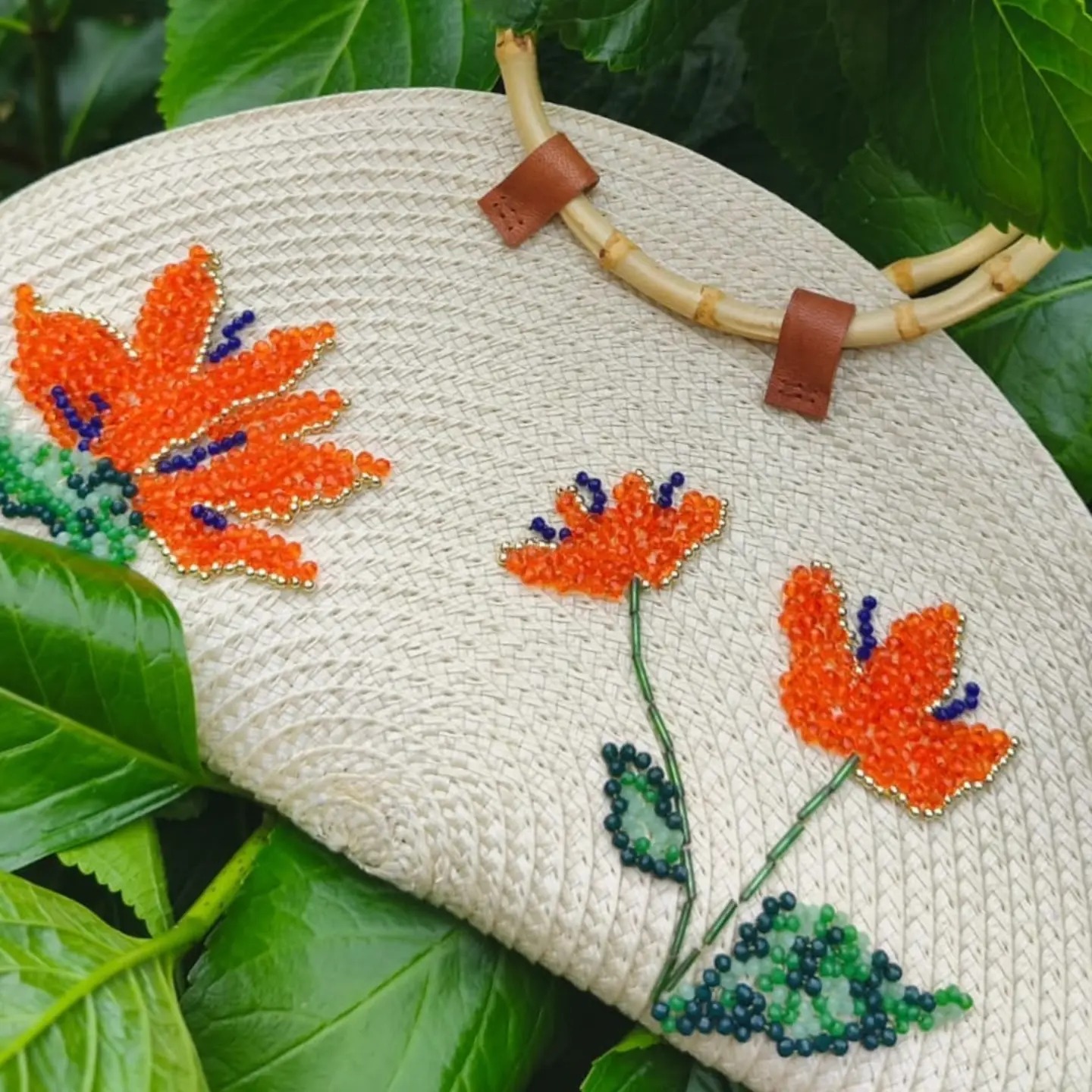 Bolso Naranja en Flor, con flores bordadas a mano